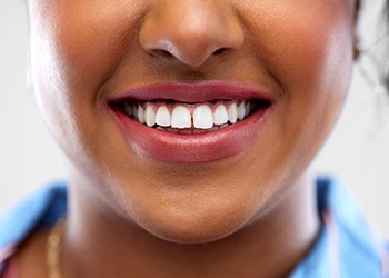 A woman who has a gap between her two front teeth